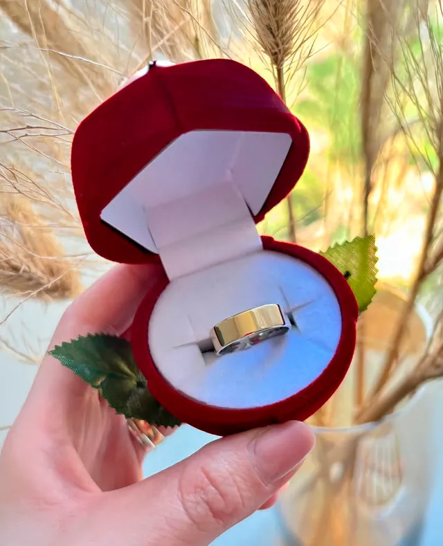 Aliança reta de 6mm em ouro 10K maciço, dentro do estojo de veludo