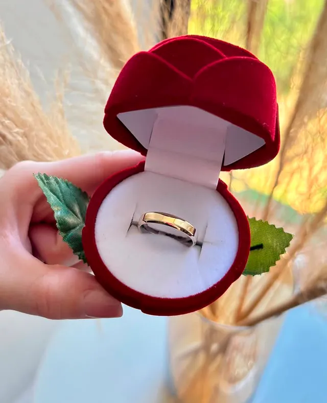 Aliança reta chanfrada de 4mm em ouro 10K maciço, dentro do estojo de veludo